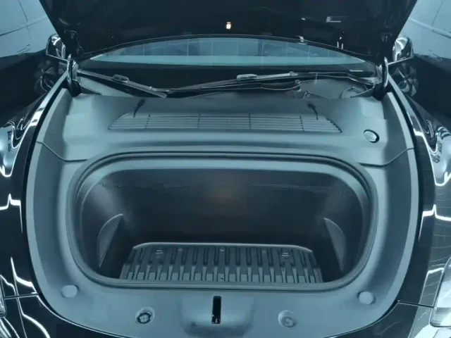 Tesla Model Y — Фото автомобиля 19