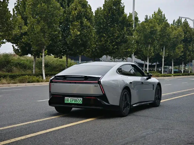 Xpeng P7 — Фото автомобиля 9