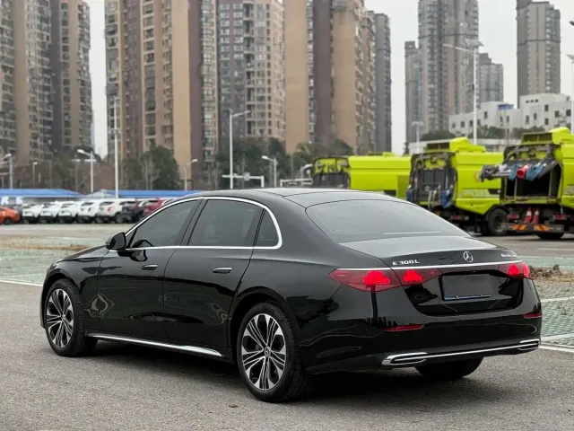 Mercedes-Benz E-Class — Фото автомобиля 4