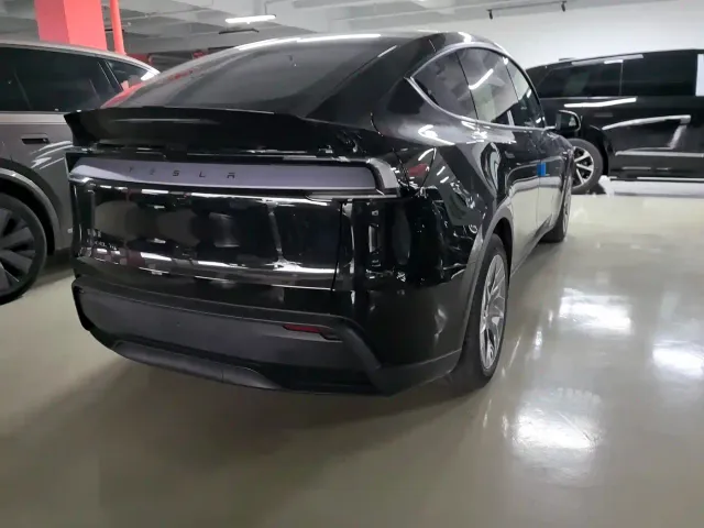 Tesla Model Y L — Фото автомобиля 8
