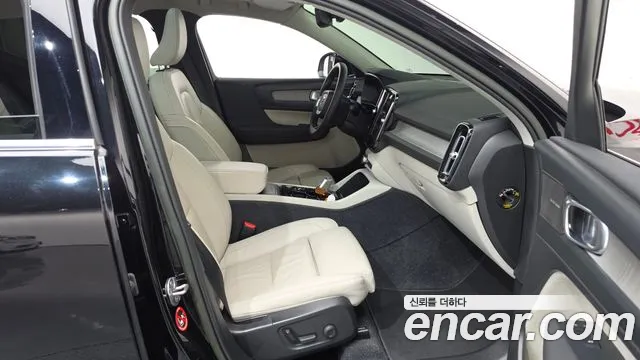 Вольво XC40 B4 Ultimate Bright — Фото автомобиля 23