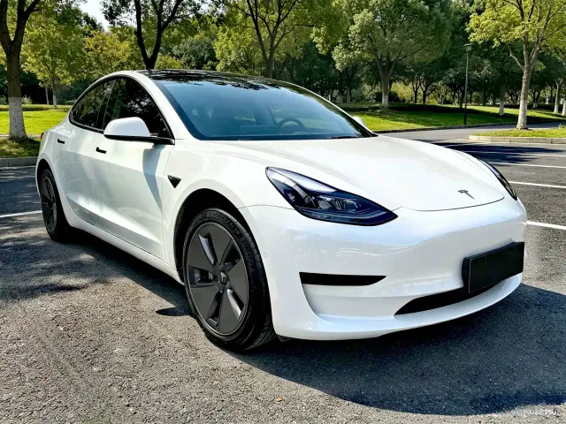 Tesla Model 3 — Фото автомобиля 3