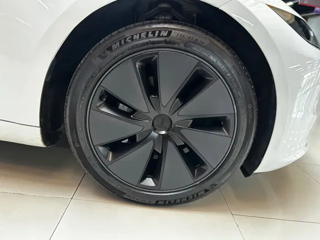 Tesla Model 3 — Фото автомобиля 9
