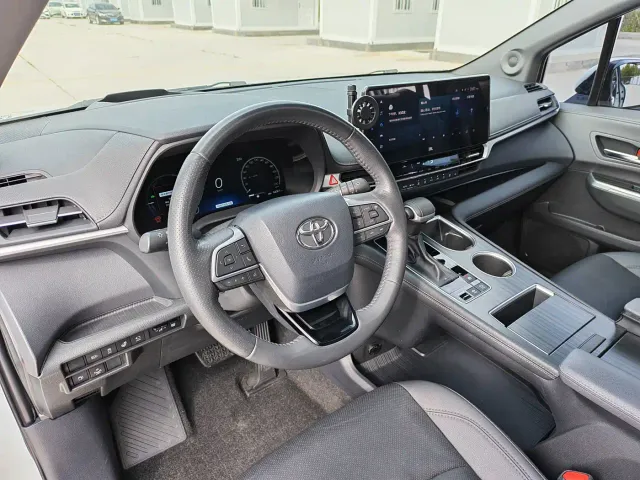Toyota Toyota Sienna 2021 2.5L Hybrid Platinum Edition — Фото автомобиля 9