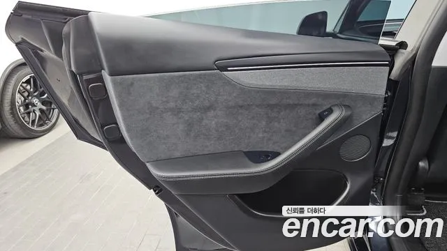 Tesla Model Y — Фото автомобиля 24