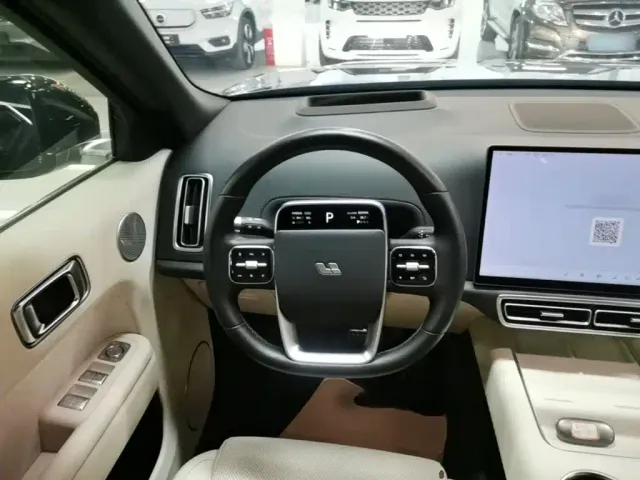 Li Auto L8 — Фото автомобиля 10