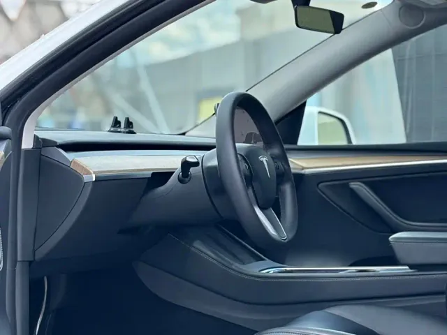 Tesla Model Y — Фото автомобиля 4