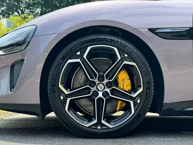 Xiaomi SU7 — Фото автомобиля 17