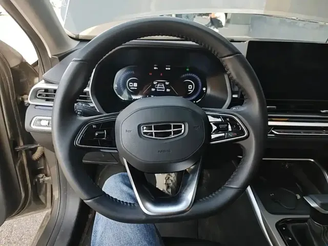Geely Emgrand — Фото автомобиля 10