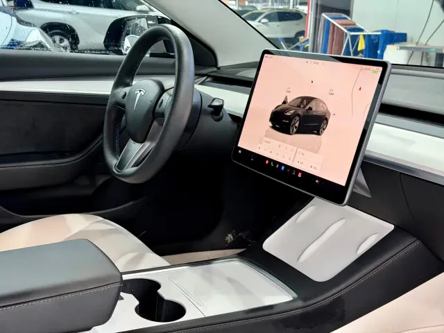Tesla Model 3 — Фото автомобиля 9