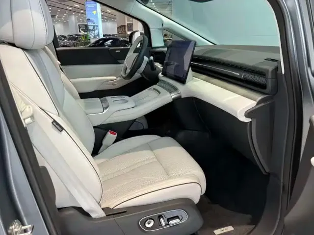 Xpeng X9 — Фото автомобиля 5