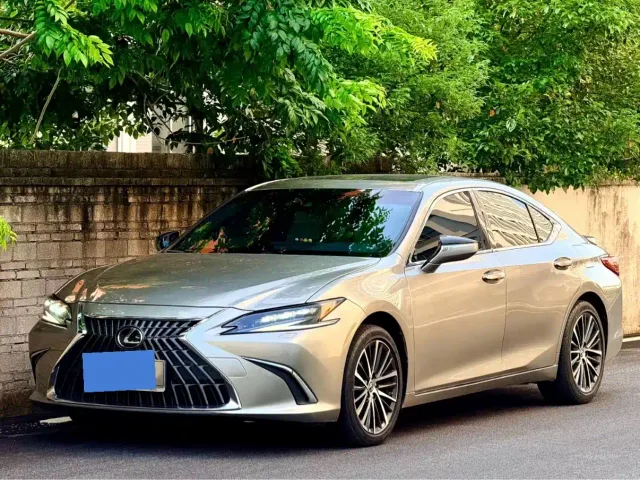 Фотография автомобиля — Lexus ES