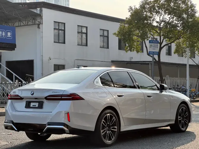 BMW 5 Series — Фото автомобиля 4