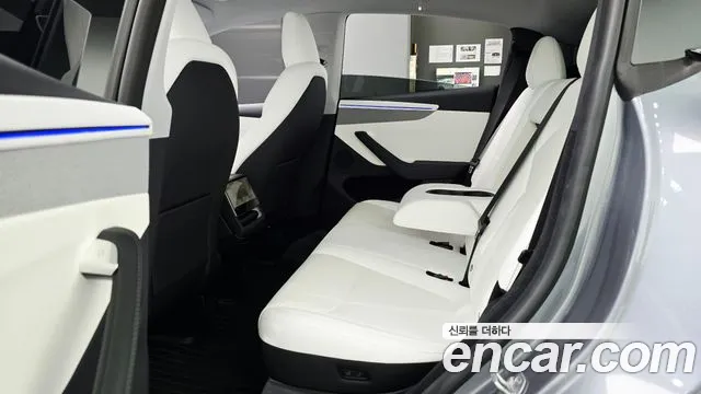 Tesla Model Y — Фото автомобиля 17