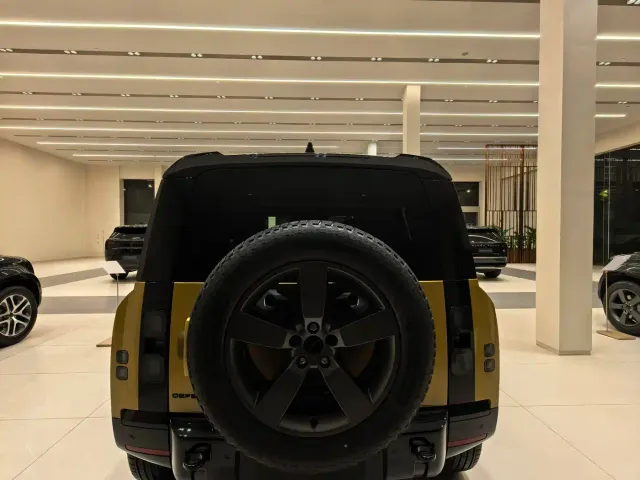 Land Rover Defender — Фото автомобиля 5