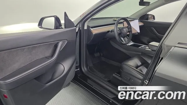 Tesla Model Y — Фото автомобиля 10