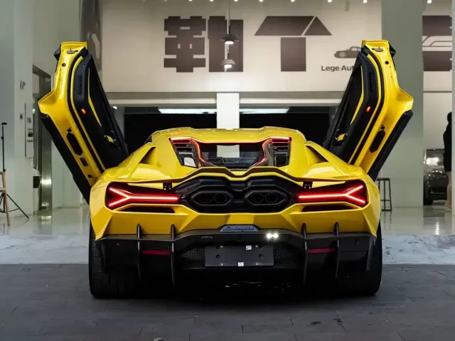Lamborghini Revuelto — Фото автомобиля 3