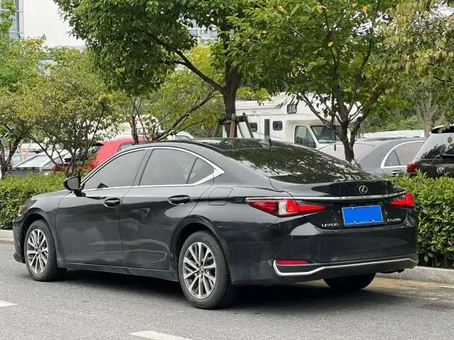 Lexus ES — Фото автомобиля 4