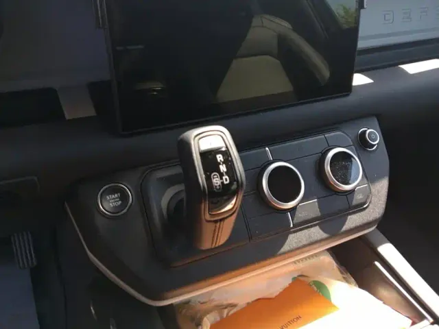 Land Rover Defender — Фото автомобиля 16