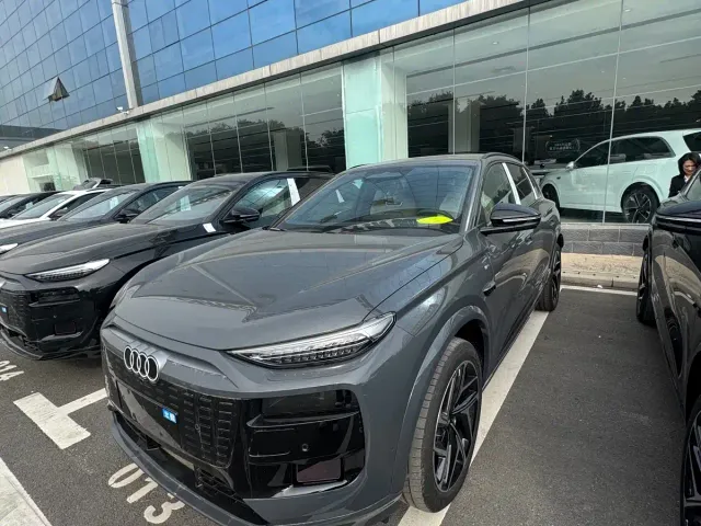 Фотография автомобиля — Audi Q6L e-tron