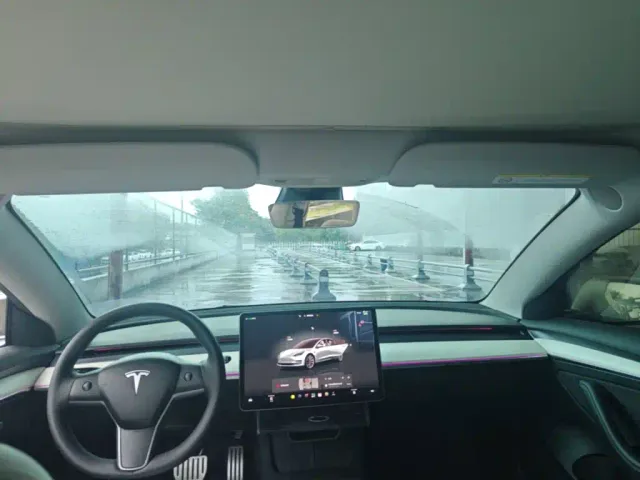 Tesla Model 3 — Фото автомобиля 17