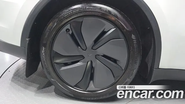 Tesla Model Y — Фото автомобиля 5