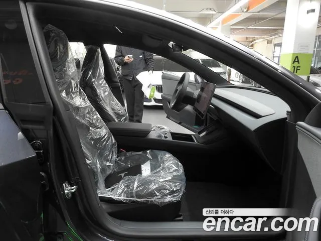 Tesla Model 3 — Фото автомобиля 10