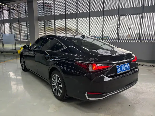 Lexus ES — Фото автомобиля 14