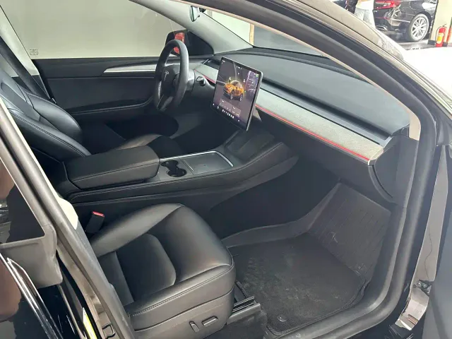 Tesla Model Y — Фото автомобиля 12