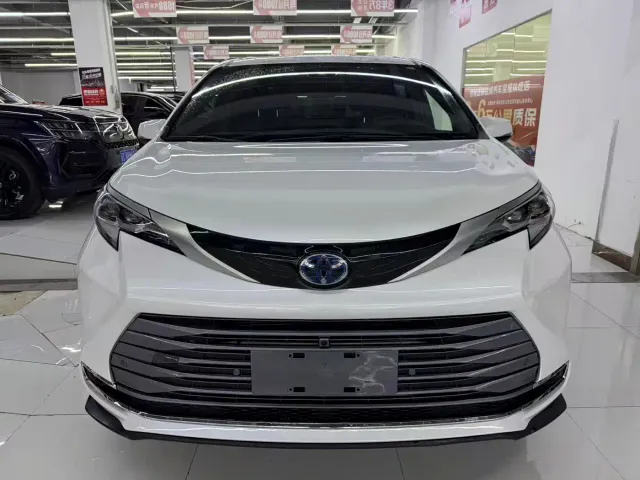 Toyota Sienna — Фото автомобиля 2