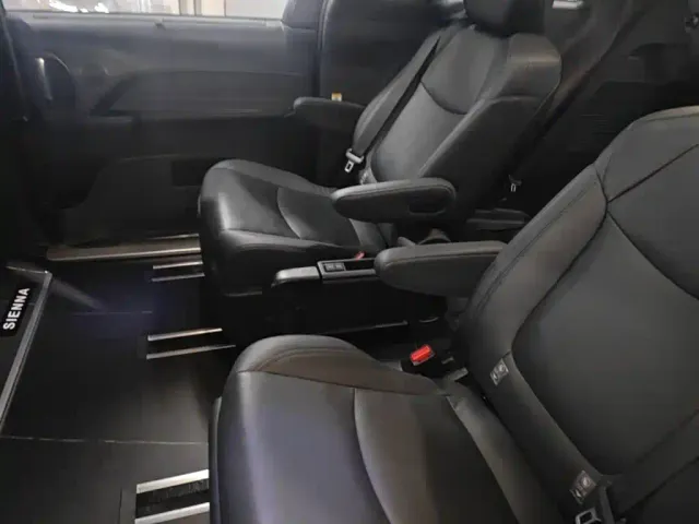 Toyota Sienna — Фото автомобиля 16