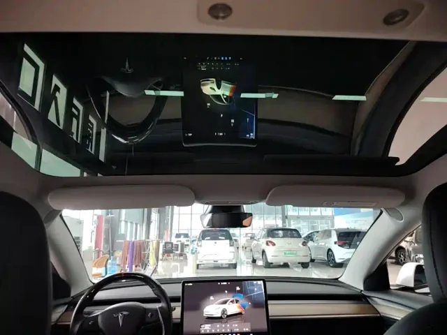 Tesla Model 3 — Фото автомобиля 17