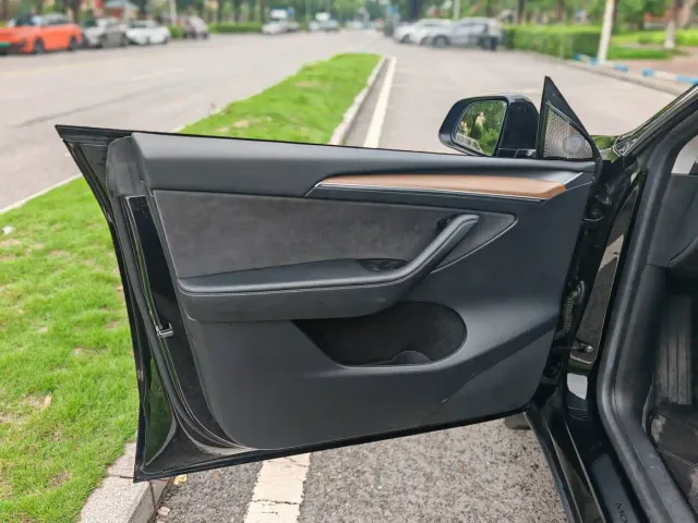 Tesla Model Y — Фото автомобиля 4