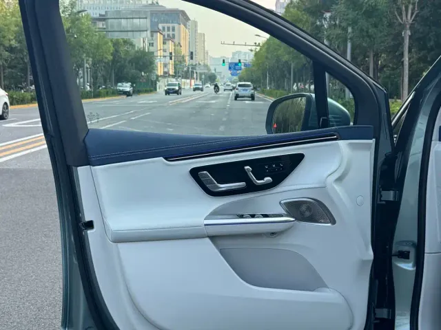 Mercedes-Benz EQE SUV — Фото автомобиля 9