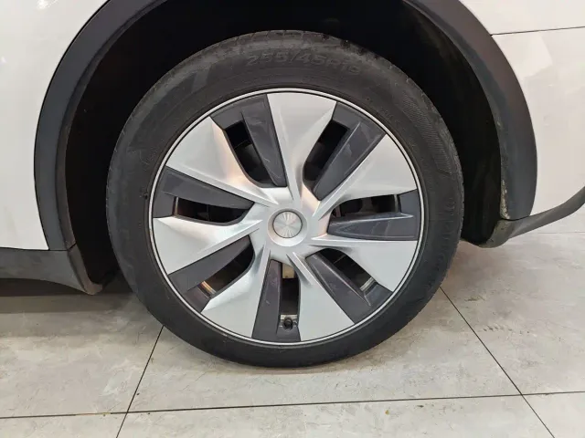 Tesla Model Y — Фото автомобиля 15