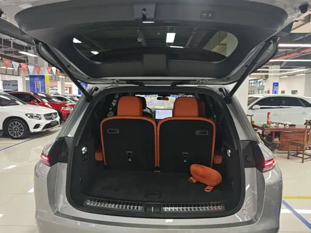 Li Auto L8 — Фото автомобиля 18