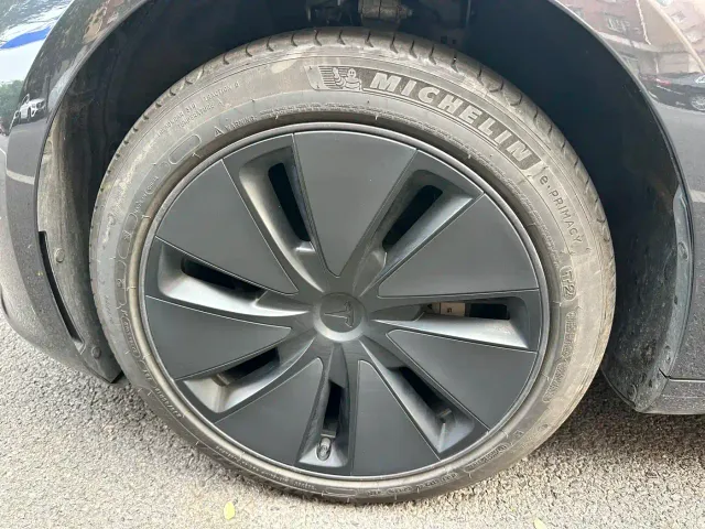 Tesla Model 3 — Фото автомобиля 12