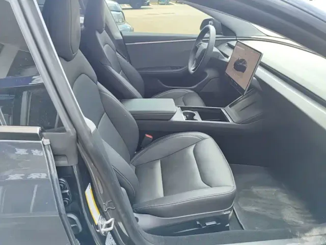 Tesla Model 3 — Фото автомобиля 24