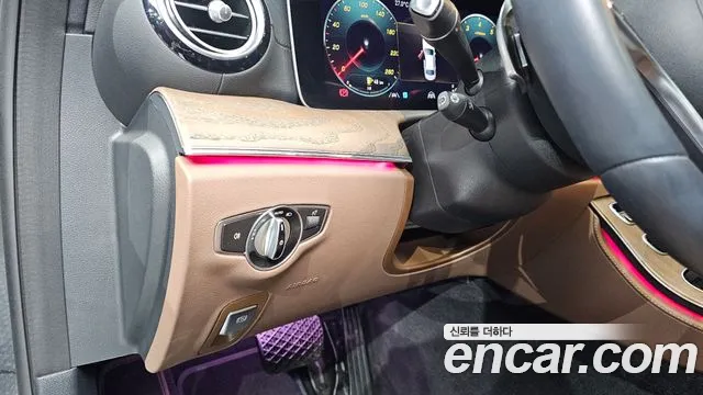 Mercedes-Benz E-Class — Фото автомобиля 18