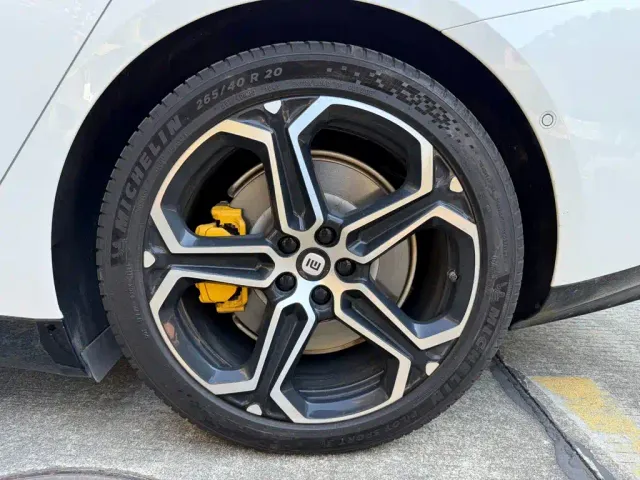 Xiaomi SU7 — Фото автомобиля 12