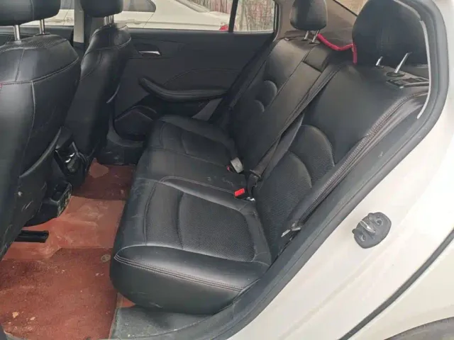 Roewe i5 — Фото автомобиля 12
