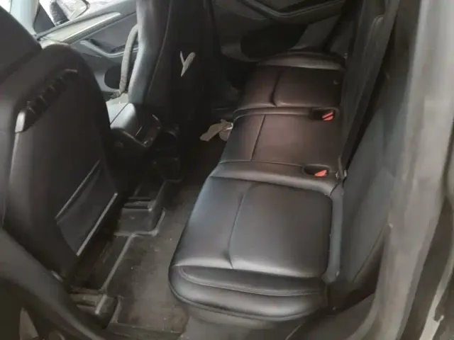 Tesla Model Y — Фото автомобиля 16