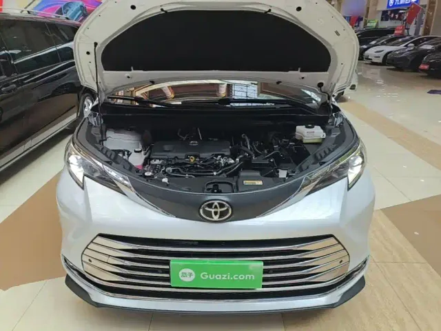 Toyota Sienna — Фото автомобиля 19