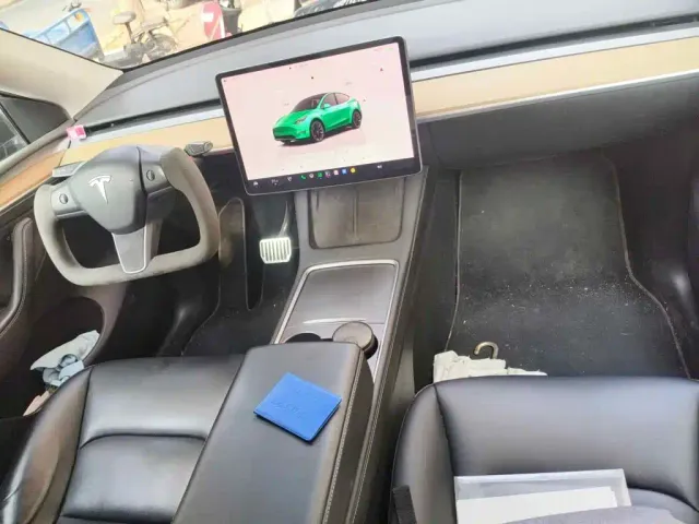 Tesla Model Y — Фото автомобиля 12