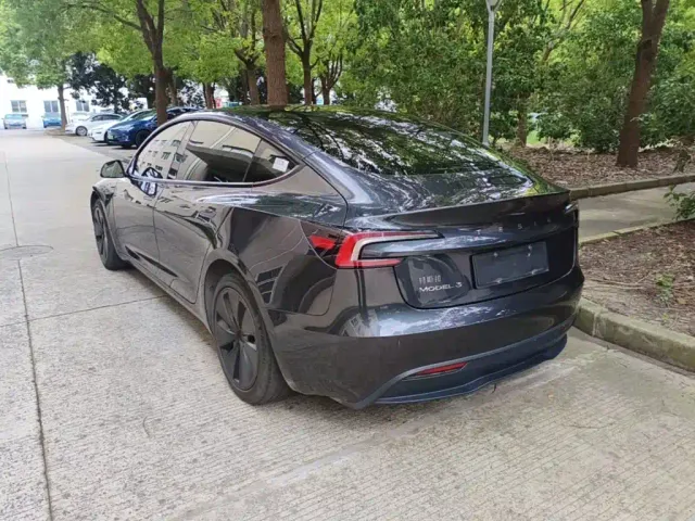 Tesla Model 3 — Фото автомобиля 22