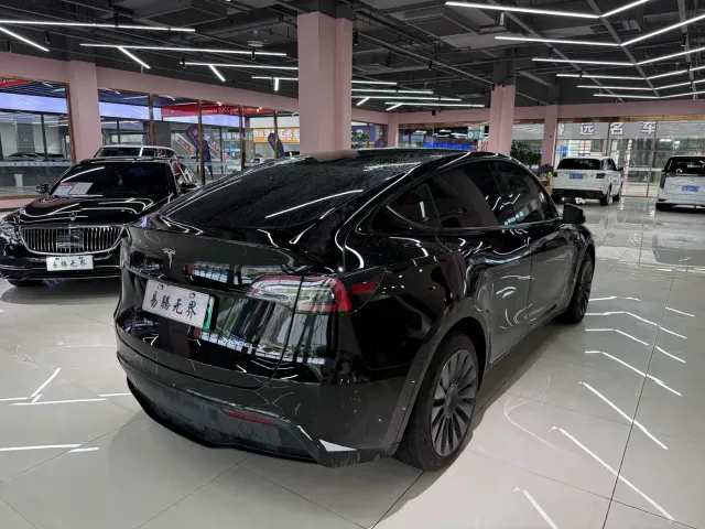 Tesla Model Y — Фото автомобиля 6