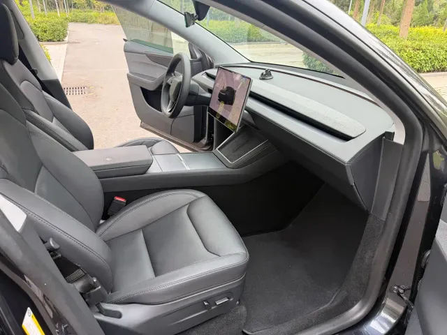 Tesla Model Y — Фото автомобиля 8
