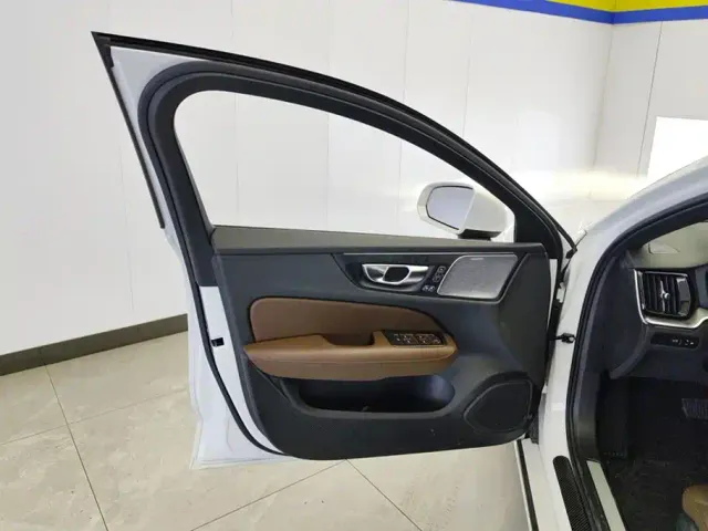 Volvo S60 — Фото автомобиля 7