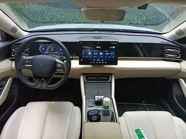 BYD Qin L — Фото автомобиля 9