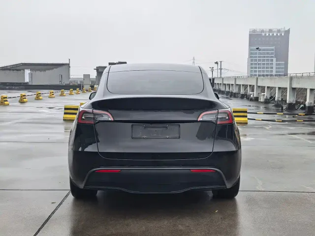 Tesla Model Y — Фото автомобиля 5